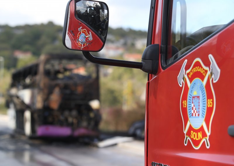 Zapalio se autobus kod Imotskog, prevozio djecu na izlet