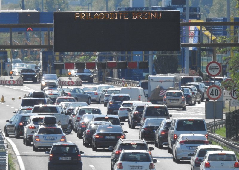 Pojačan promet prema moru, na autocesti u smjeru Karlovca kolona duga oko 5 kilometara