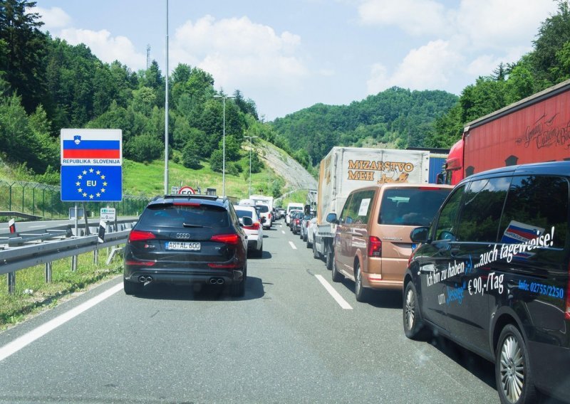 Velike gužve i u Sloveniji: Kolona na ljubljanskoj obilaznici deset kilometara, duga čekanja na granici prema Hrvatskoj