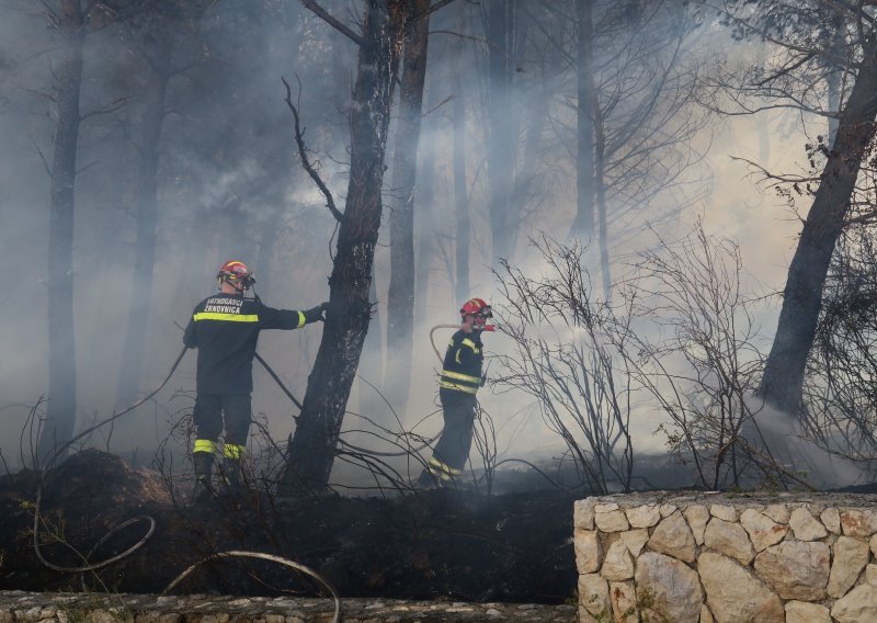 Gori na miniranom području nekadašnje raketne baze u Žrnovnici