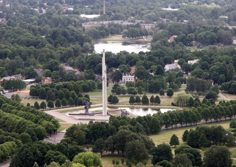 Latvija ruši 79 metara visoki obelisk u centru Rige koji slavi sovjetsku pobjedu nad nacističkom Njemačkom