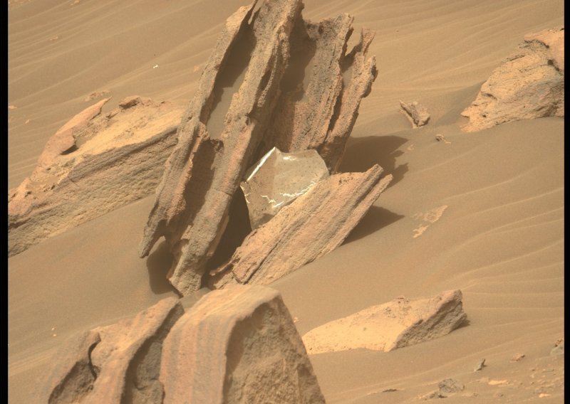 Na Marsu snimljen intrigantan komadić srebrnog materijala - evo o  čemu se radi