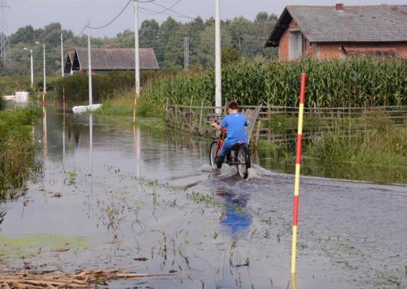 Napeto u Karašici, vodni val kreće prema Osijeku