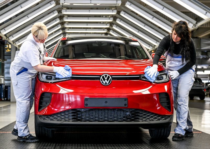 Zbog nestašice čipova prodaja Volkswagena pala gotovo za četvrtinu, na kineskom se tržištu prodaja tek počela oporavljati