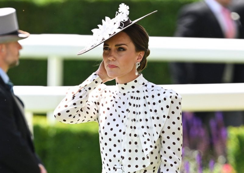 Slatki znak pažnje: Kate Middleton u haljini s omiljenim printom odala počast princezi Diani, a mnoge je podsjetila na Juliju Roberts