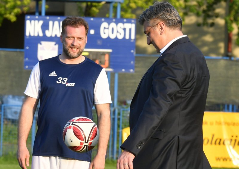 [FOTO] HDZ-ovci se ostavili politike i zaigrali nogomet; Plenković je driblao u odijelu, a Banožić kao da je na Svjetskom prvenstvu