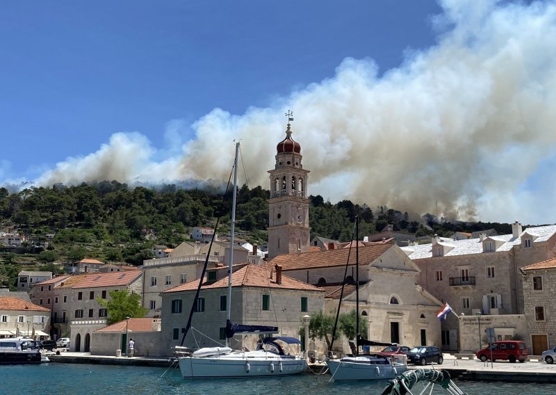 [FOTO] Vatrogasci se bore s požarima na Braču i Hvaru, izgorjela jedna štala, uključio se i kanader: 'Svako malo nam vatra probija'