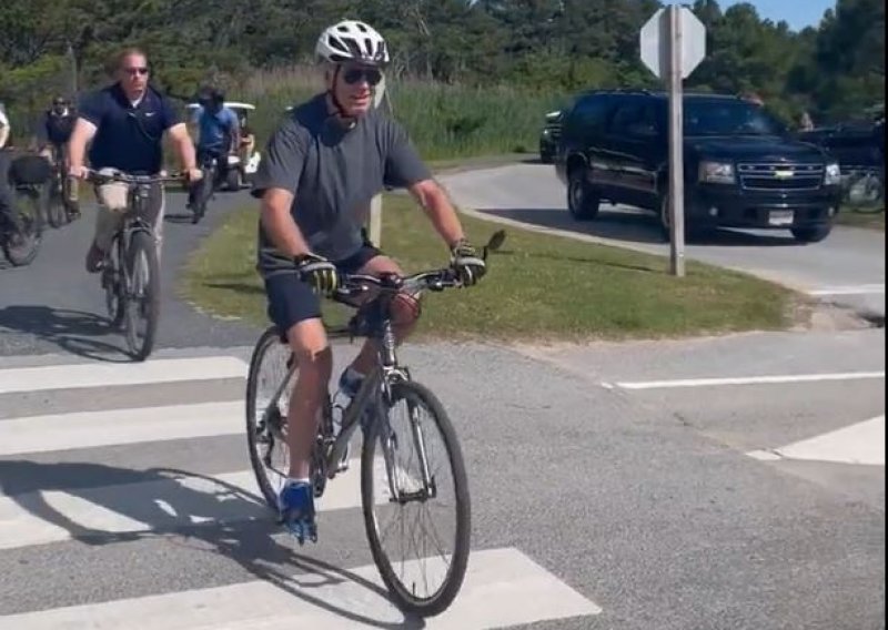 [VIDEO] Američki predsjednik Joe Biden pao s bicikla