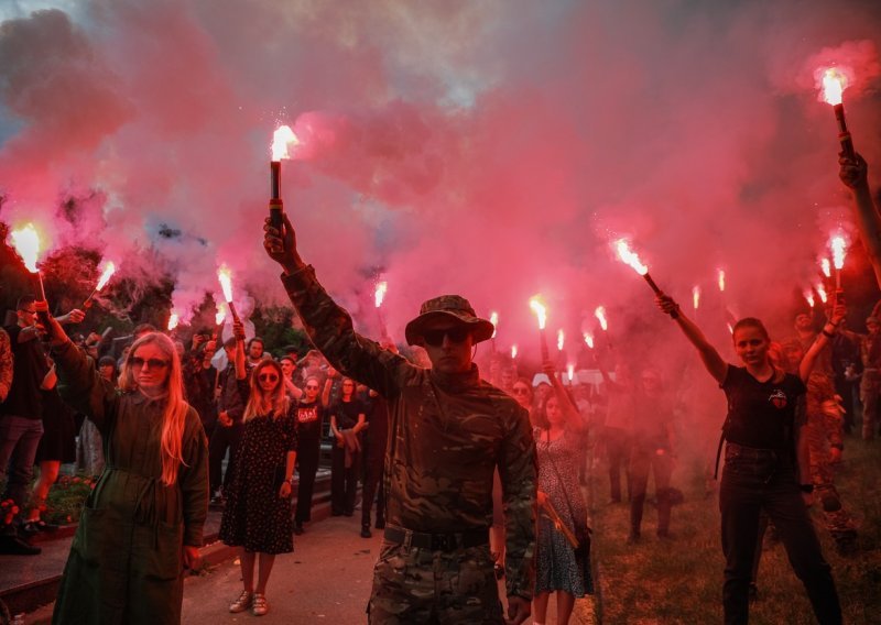 [FOTO] U Kijevu tisuće odale počast mladom heroju i aktivistu s Majdana poginulom na istočnom bojištu