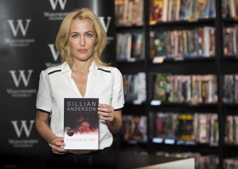 Kritičari sasjekli roman Gillian Anderson