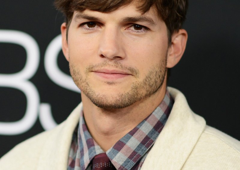 Ashton Kutcher otkrio detalje tajnog vjenčanja s Milom