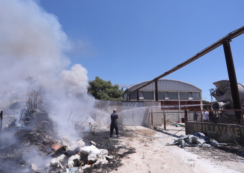 Gusti dim na Sirobuji u Splitu; vatrogasci: Ne radi se o opasnom požaru