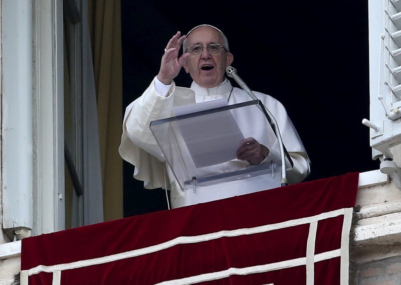 Papa govorio o susretu s migrantima na otoku Lezbos