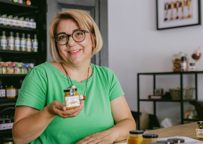 [FOTO/VIDEO] Pravi rajski vrt okusa: Upoznajte Danielu Drčec koja proizvodi ukusne divotice u teglicama i aromatizirane soli koje najobičnije jelo pretvaraju u nešto posebno