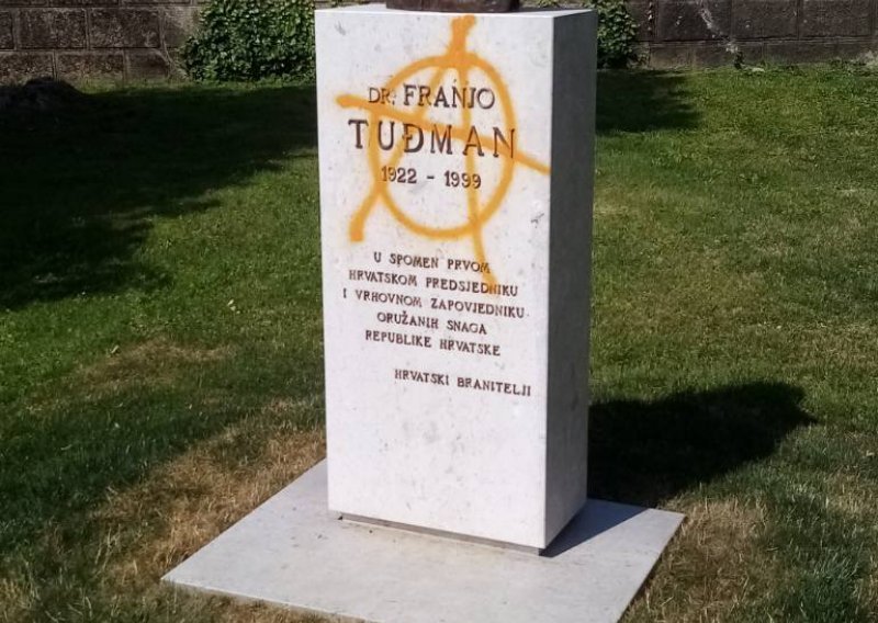 Vandalizam: Netko je išarao spomen obilježje Franji Tuđmanu otkriveno na Dan Državnosti