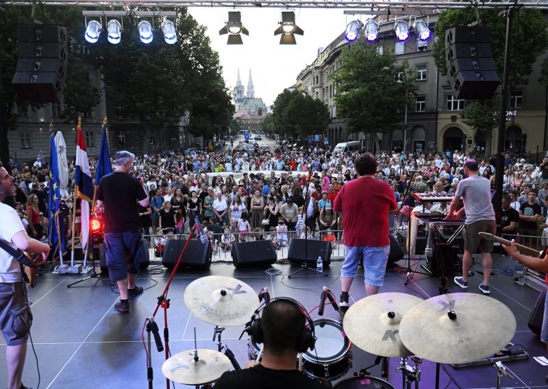 [FOTO] Zagreb proslavio Dan antifašističke borbe uz koncert TBF-a: Pogledajte tko je sve došao na Trg žrtava fašizma