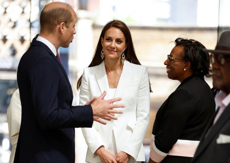 Bijelo odijelo Kate Middleton koje ističe njezinu vitku figuru svaka ljubiteljica poslovne elegancije bi voljela imati u svom ormaru