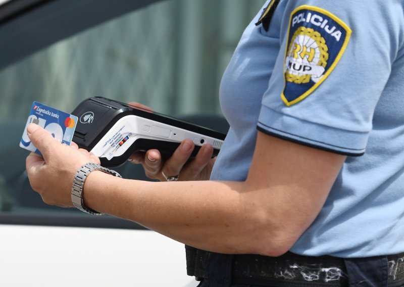 ​[VIDEO/FOTO] Plaćanje kazne za prometni prekršaj na ruke policajcima odlazi u povijest, prelaze na POS uređaje