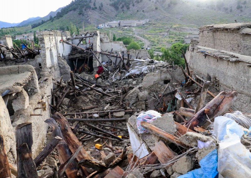[FOTO] Spasioci pokušavaju doći do zatrpanih nakon stravičnog potresa koji je pogodio Afganistan