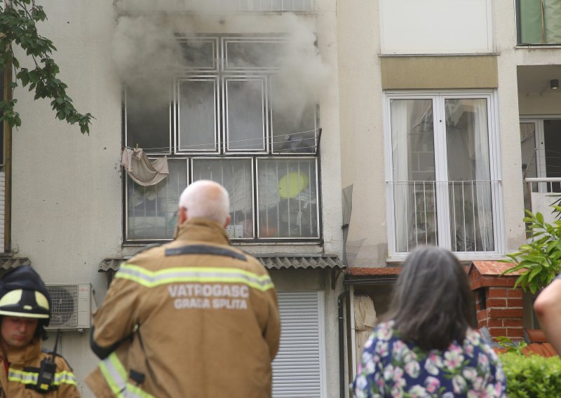 [FOTO/VIDEO] Požar progutao stan u Splitu, poginula jedna osoba