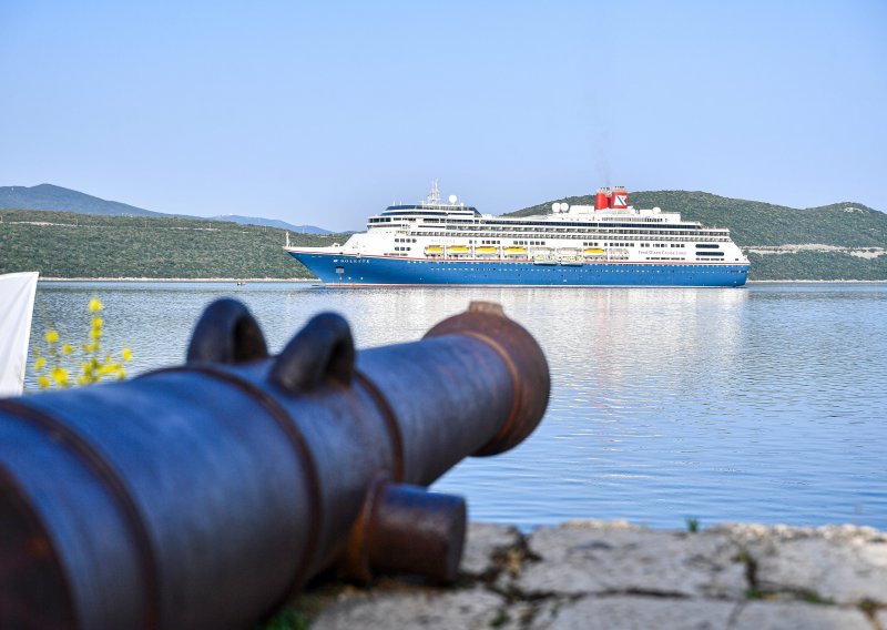 [FOTO] Neum bijesan zbog usidernog kruzera: 'Čestitke kapetanu. No nije riječ o brodu. Pogledajte, je li ovo prirodno?'