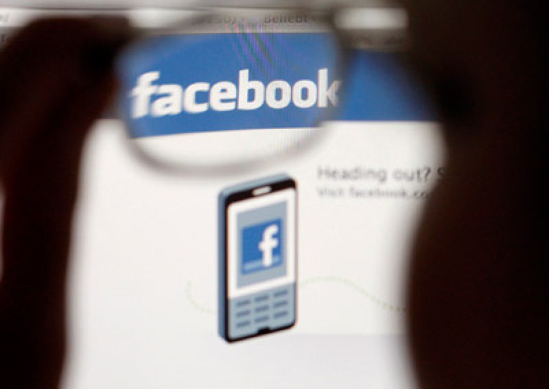 Pola roditelja na Facebooku špijunira svoju djecu