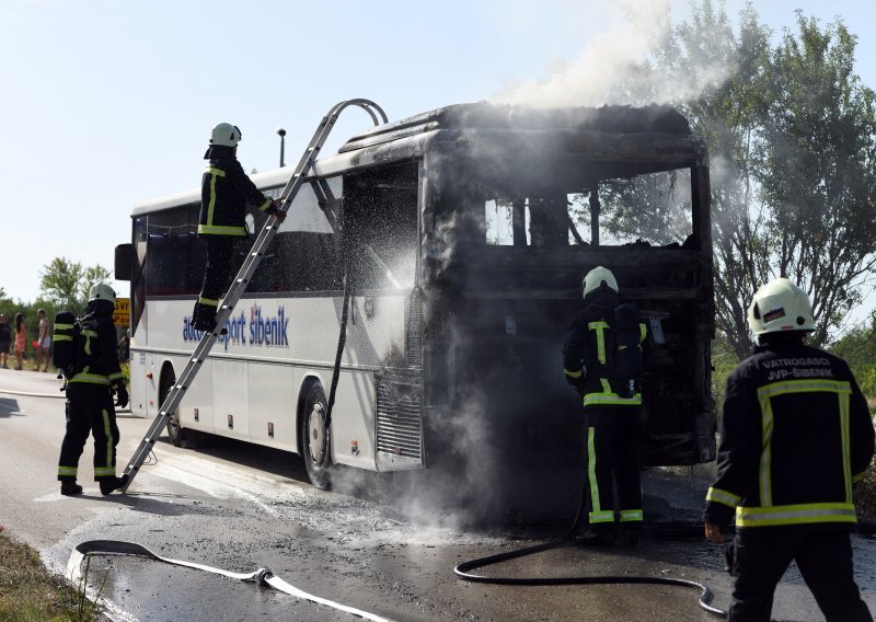[FOTO/VIDEO] Planuo putnički autobus u blizini Šibenika: Vozač je osjetio da nešto smrdi...