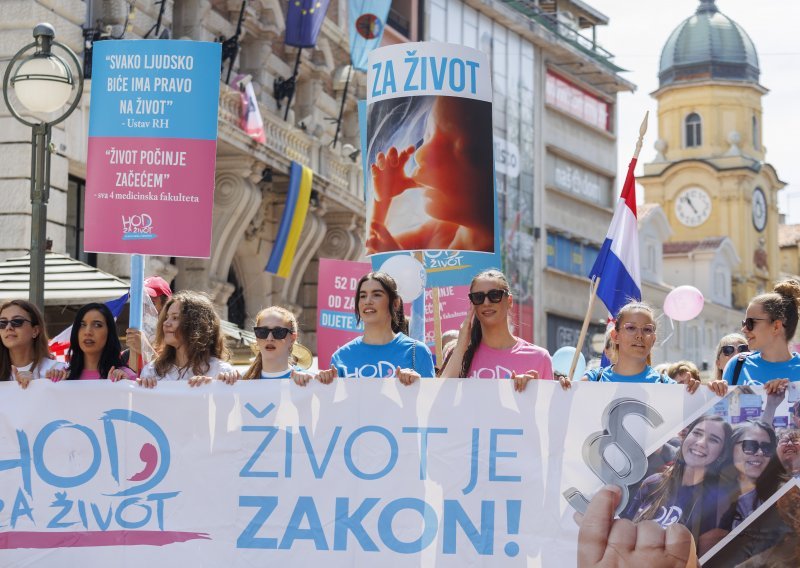 [FOTO] Održan 'Hod za život, obitelj i Hrvatsku' na riječkom Korzu, došlo 200 ljudi