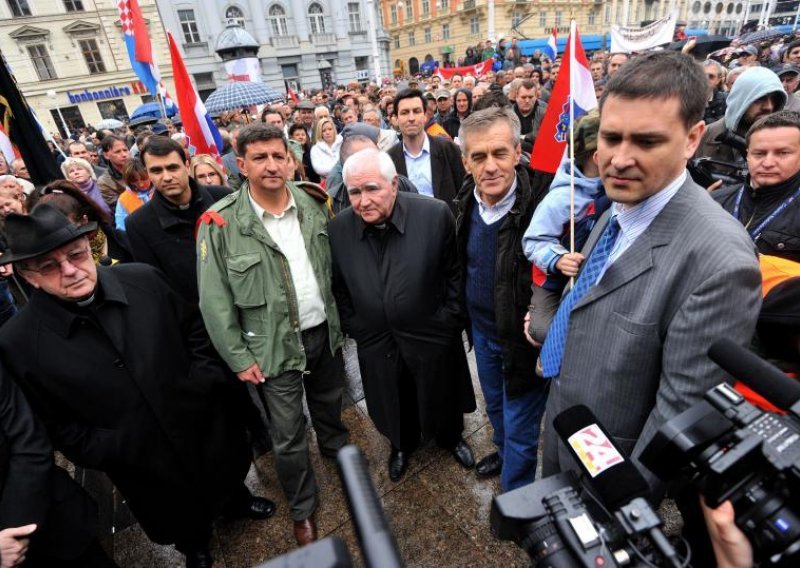 Raskomadanu desnicu 'pojela' taština