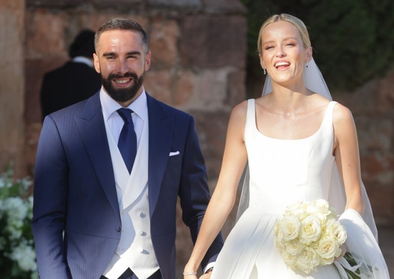 Vjenčali se nogometaš Real Madrida Dani Carvajal i lijepa Daphne Canizares, a evo kakvu je vjenčanicu odabrala za svoj dan iz snova