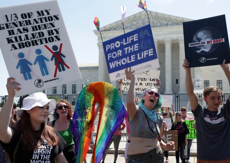 Vatikan ima poruku za aktiviste protiv pobačaja u SAD-u: 'Biti za život uvijek znači i braniti ga od prijetnje vatrenim oružjem'