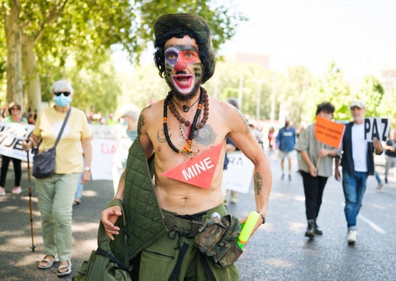 [FOTO] Veliki anti-NATO skup u Madridu, tisuće ljudi na ulici: 'Pun mi je kufer oružja i ubijanja ljudi'