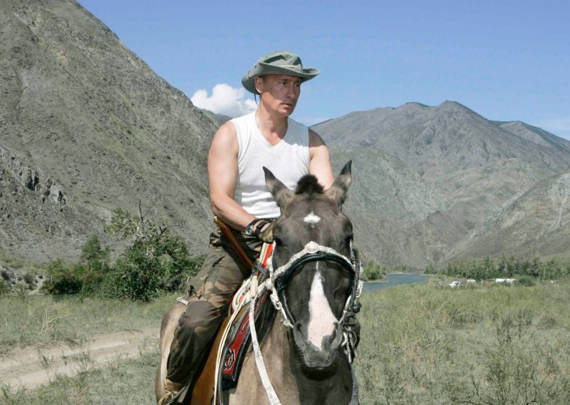 [VIDEO] Šefovi bogatih zemalja rugaju se Putinovoj slici na kojoj jaše konja. Von der Leyen: 'O, da. Jahanje je najbolje'
