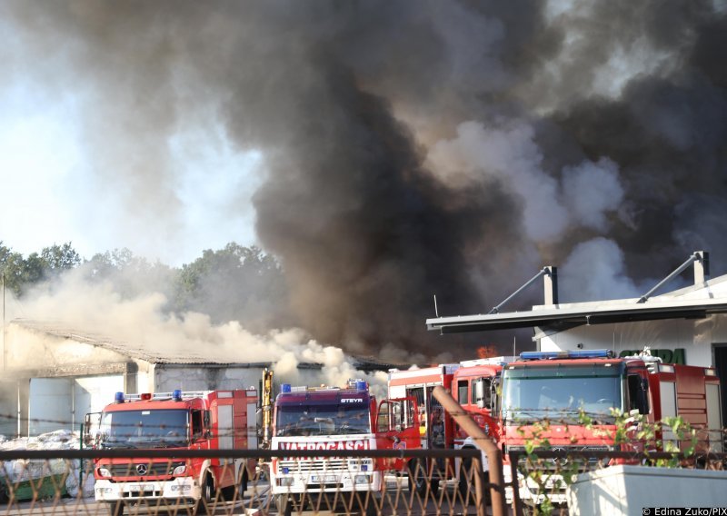 [VIDEO/FOTO] Požar na odlagalištu otpada u Sisku još nije ugašen, vatrogasci se s vatrenom stihijom borili cijelu noć