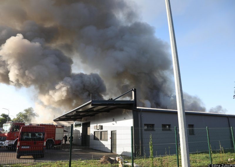 [VIDEO/FOTO] Veliki požar u Sisku, nije ugašen niti nakon tri sata gašenja