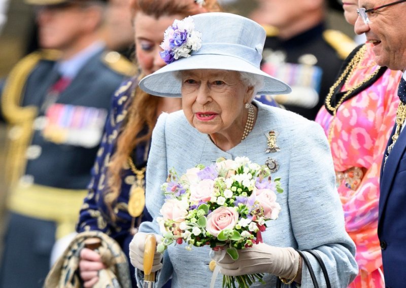 Dobro raspoložena kraljica Elizabeta II. stigla u godišnji posjet Škotskoj