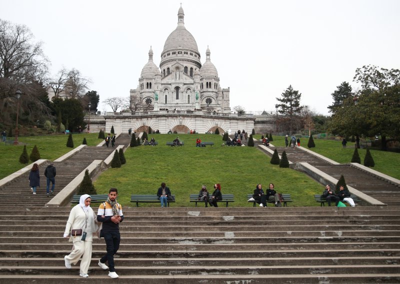 Francuska poziva građane da ponovno nose maske u javnom prijevozu