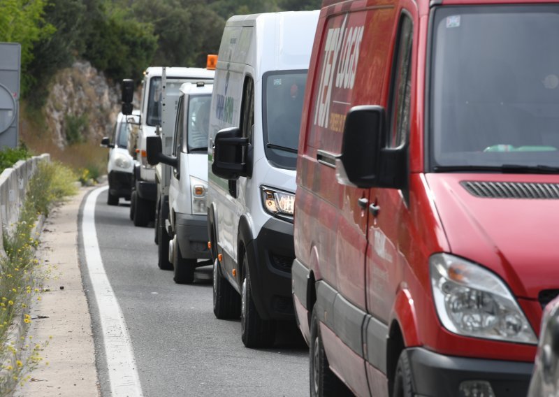 Usporeno kod tunela sv. Marko u smjeru Dubrovnika, kolona osam kilometara