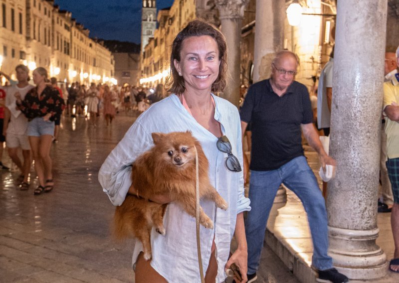 Ovakvu je rijetko viđamo: Iva Majoli u opuštenom izdanju prošetala Stradunom