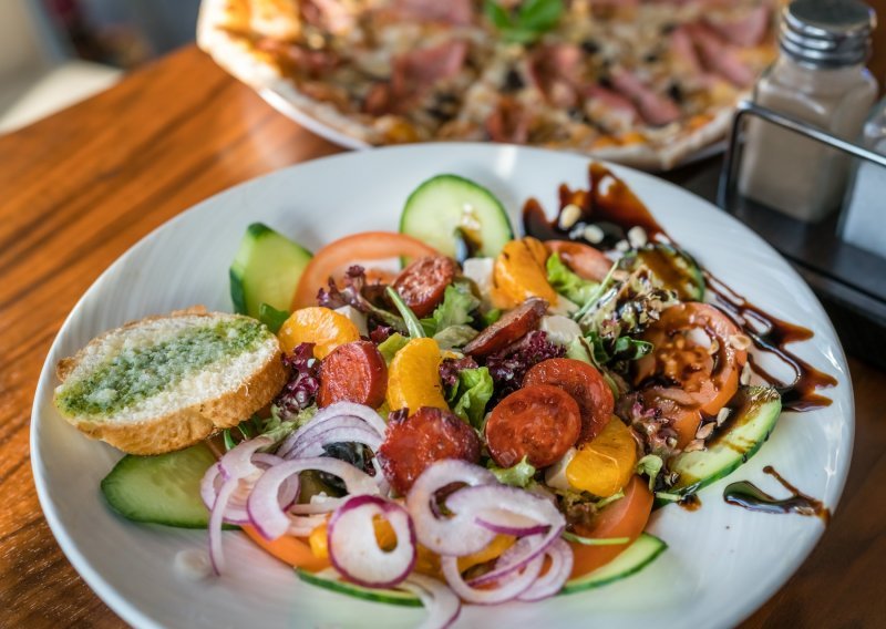 Želite li za vrijeme ljeta izbjeći toplinu štednjaka, poigrajte se salatama: Evo nekoliko prijedloga