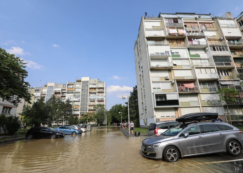 [VIDEO/FOTO] Opet pukla cijev; Gajnice plivaju pod vodom, stiže cisterna