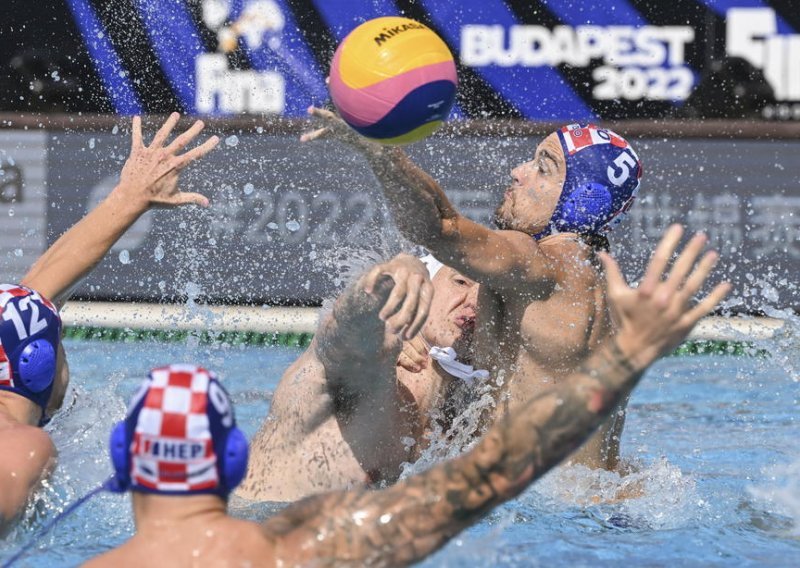 Hrvatski vaterpolski savez objavio kako do ulaznica za polufinale, a cirkus oko termina utakmice i dalje traje