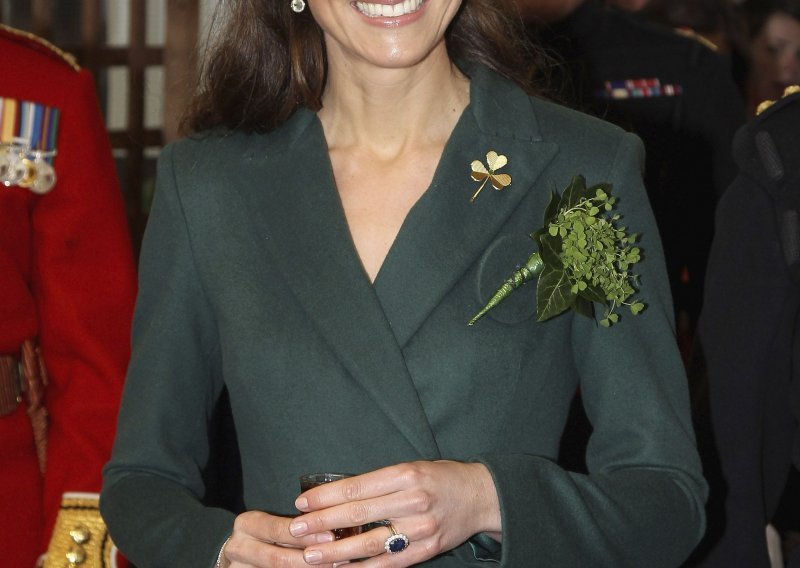 Kate Middleton oborila vojnika s nogu