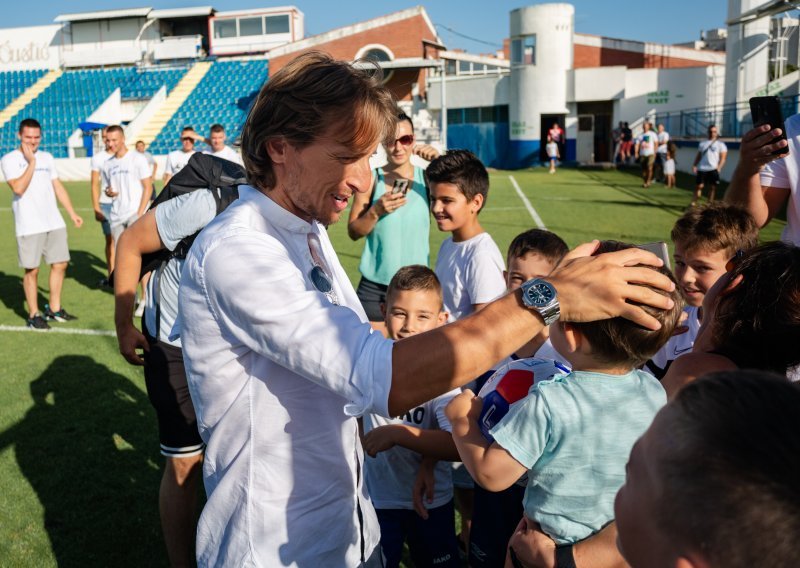 [FOTO] Luka Modrić se družio s mladim nogometašima Zadra, kluba u kojem je počeo karijeru, a sve je oduševio natpisom na majici