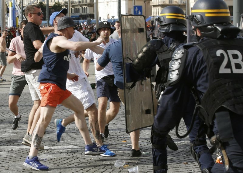 'Rat' na ulicama Marseillea; jedan navijač se bori za život