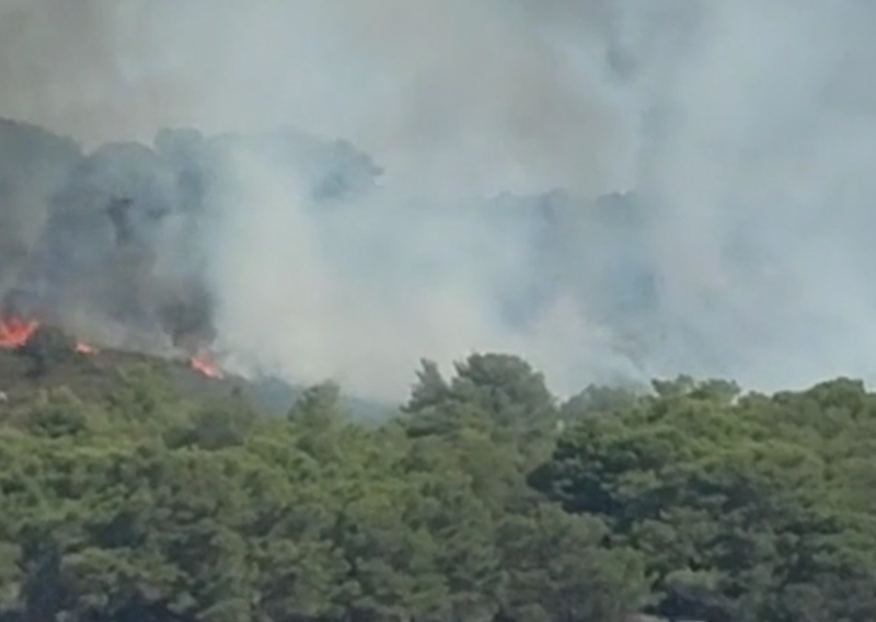 [VIDEO] Požar kod Hvara: Gusti dim uzdiže se nad uvalom Vlaka
