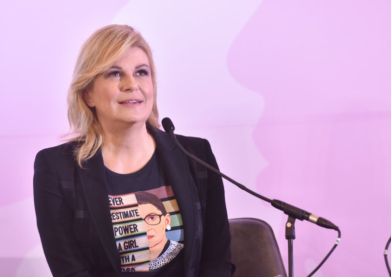 Kolinda Grabar Kitarović spojila sako s majicom kojom je poslala nedvosmislenu poruku o ženskim pravima