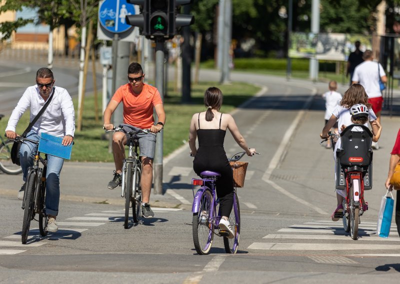 Danski i francuski veleposlanik bicikliranjem u Zagrebu obilježili početak Tour de Francea
