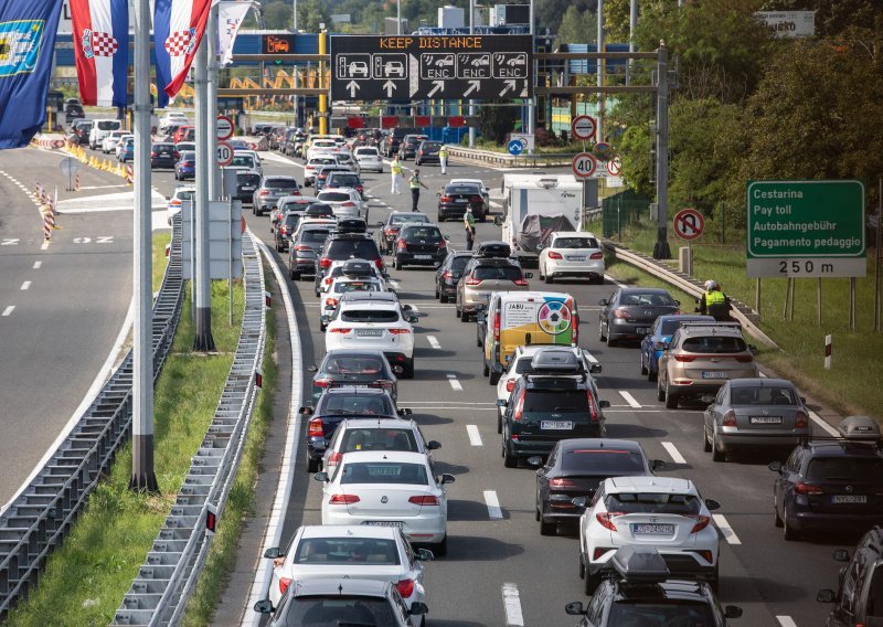 HAK: Promet pojačan, otežava ga i jak vjetar