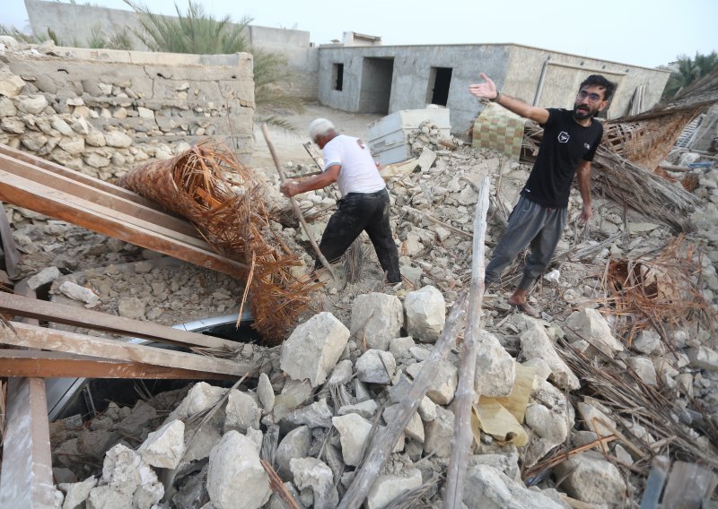 Dva potresa magnitude oko 6 po Richteru sravnila pola iranskog sela sa zemljom, poginulo pet osoba, a oko stotinu ih je ozlijeđeno